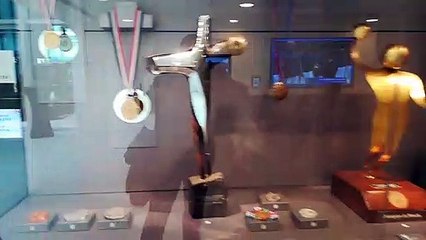 La vitrine des trophées des équipes de France à la maison du hand