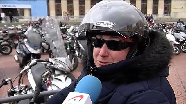 Los baches o las tapas de alcantarilla principales peligros para las motos