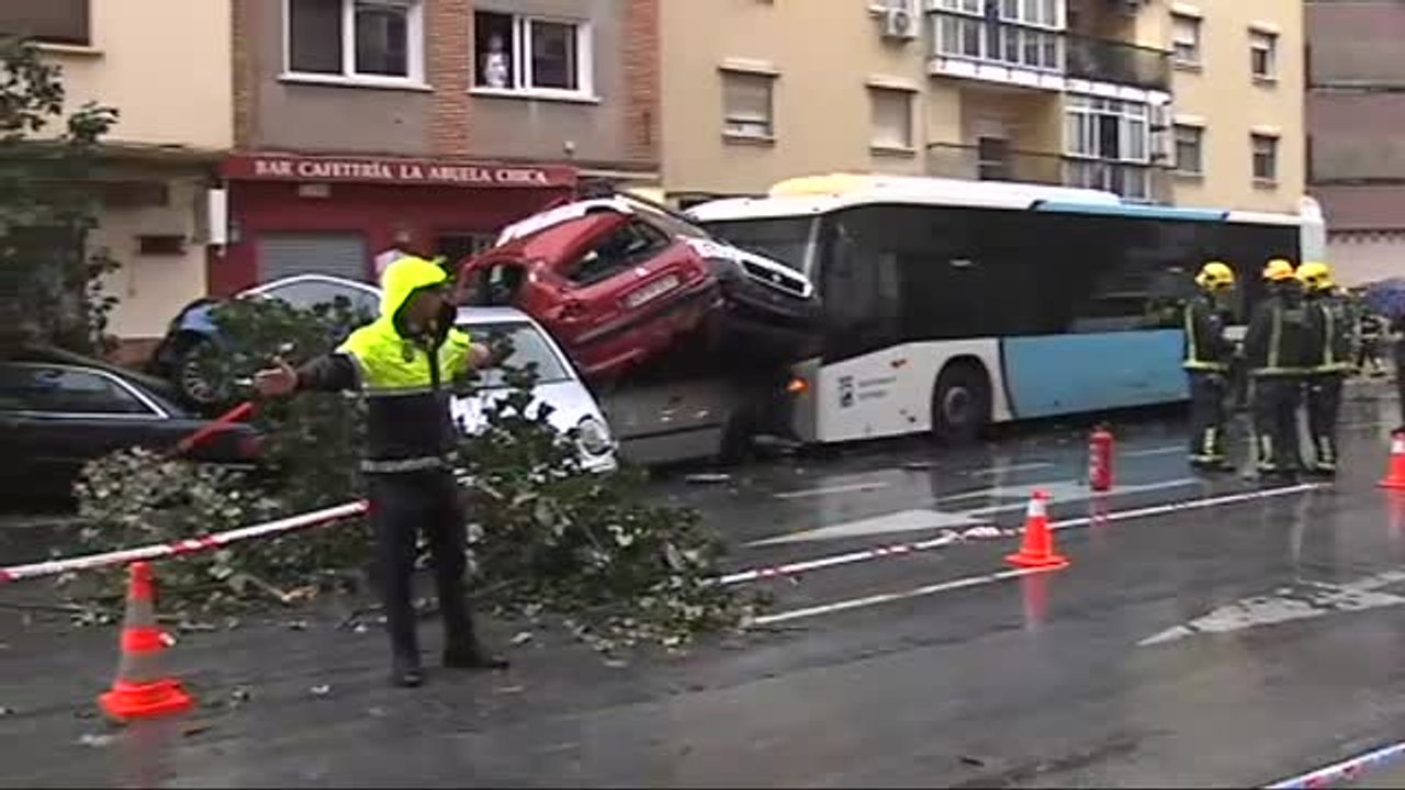 Un autobús choca contra varios turismos después de que su conductor sufriera un infarto