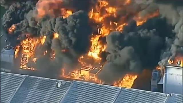 Las llamas calcinan por completo una planta de desechos industriales en Melbourne