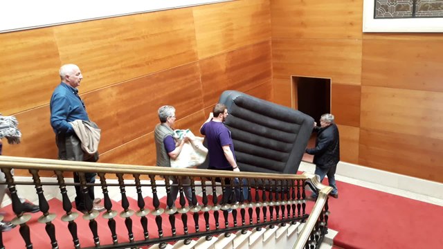 Vecinos encerrados en el Ayuntamiento de Gijón abandonan la Casa Consistorial