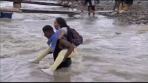 Las penurias llevan a los venezolanos a cruzar el río Tachira para llegar a Colombia