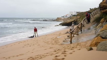 Un paseo por la playa, sacudido por la muerte
