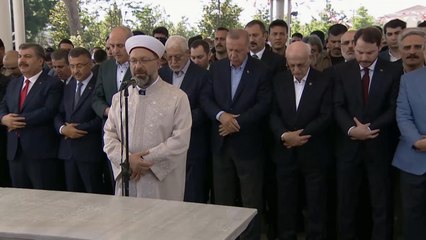 أردوغان يؤدي صلاة الغائب على مرسي في إسطنبول