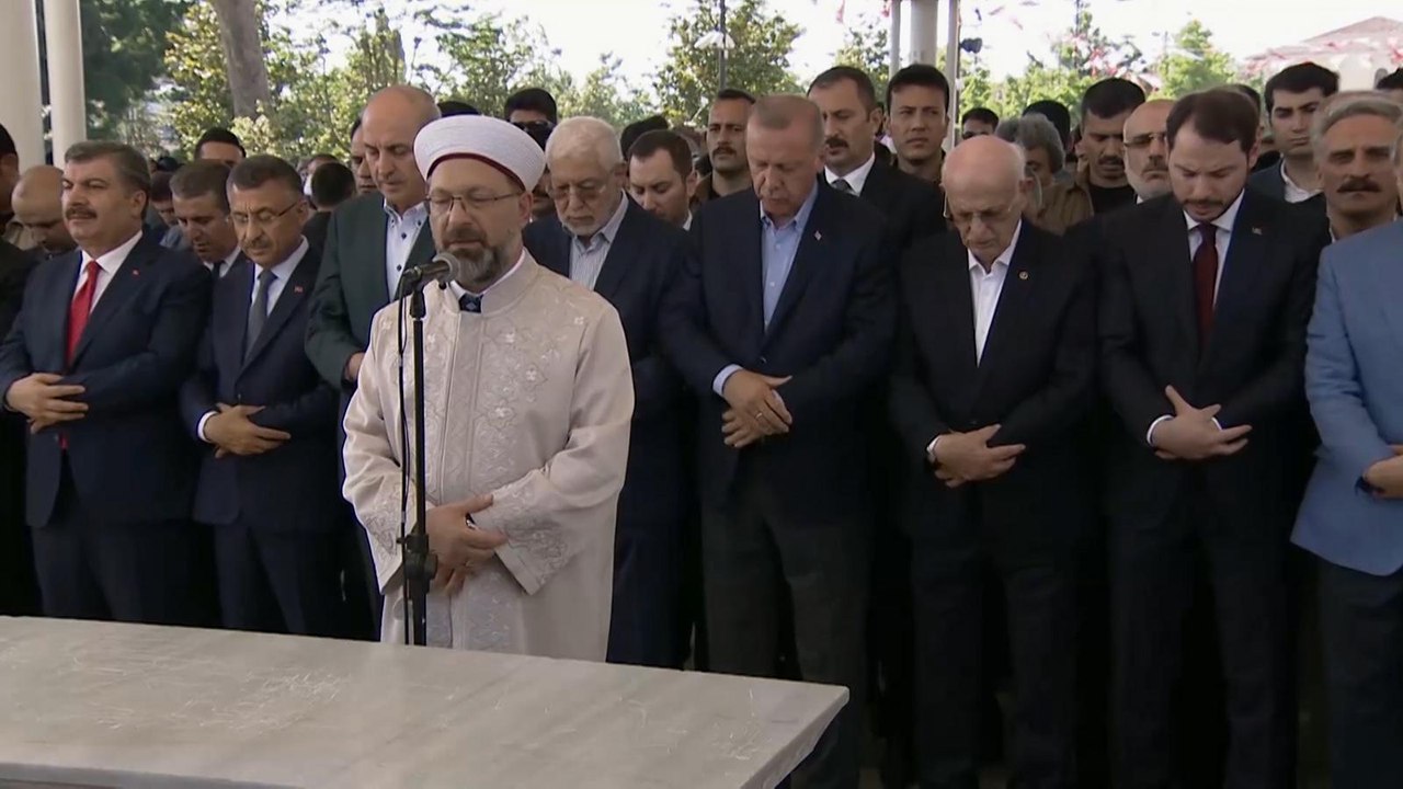 أردوغان يؤدي صلاة الغائب على مرسي في إسطنبول