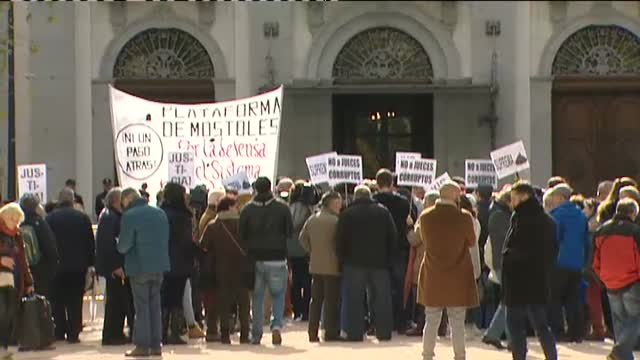 Concentración de repulsa contra la sentencia del Supremo que hace pagar a los clientes el impuesto de las hipotecas