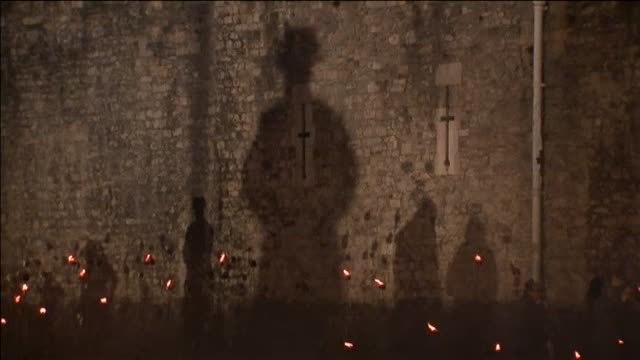 Reino Unido recuerda el centenario del fin de la I Guerra Mundial encendiendo antorchas en la Torre de Londres