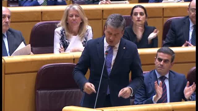 Calvo pide al PP que dejen de utilizar a las víctimas de ETA, las FFSS y la bandera porque son de todos y no les pertenecen