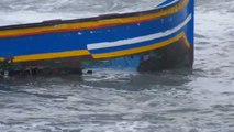 Un fallecido al impactar una patera en los arrecifes de una playa en Caños de Meca