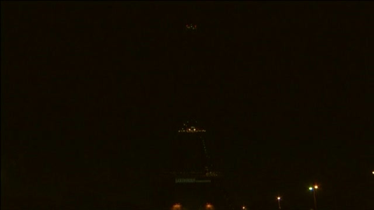 La Torre Eiffel apaga sus luces para concienciar sobre el cambio climático