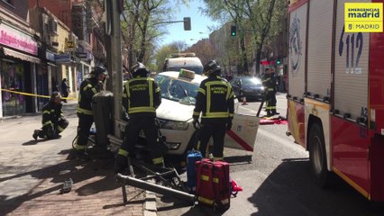 Un taxi queda semivolcado en Vallecas tras marearse el conductor