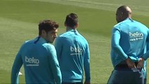 Arturo Vidal entrena con sus compañeros antes del derbi ante el Espanyol