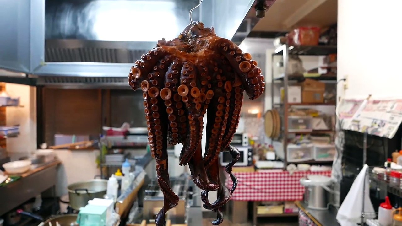 Japanese Street Food - GIANT OCTOPUS Seafood Okinawa Japan