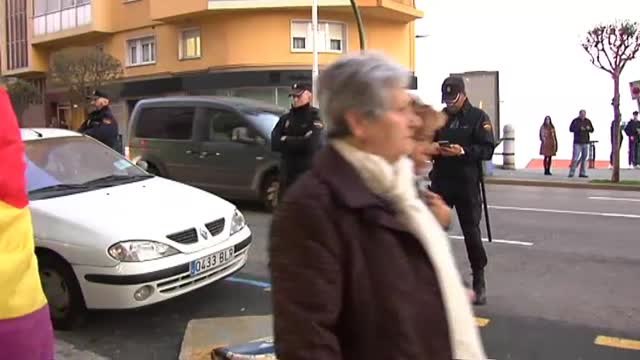 Un grupo de manifestantes protesta a las puertas del mitin de Vox