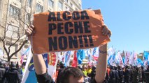Tensión entre trabajadores de Alcoa y la Policía frente al Congreso