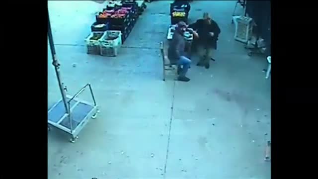 El viento juega una mala pasada a tres vendedores en un mercado