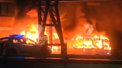 Video herunterladen: Se incendia un autobús de pasajeros en el puente de la Bahía de Sídney