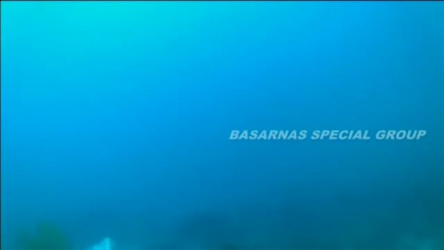 Buceadores indonesios rescatan los restos del avión siniestrado