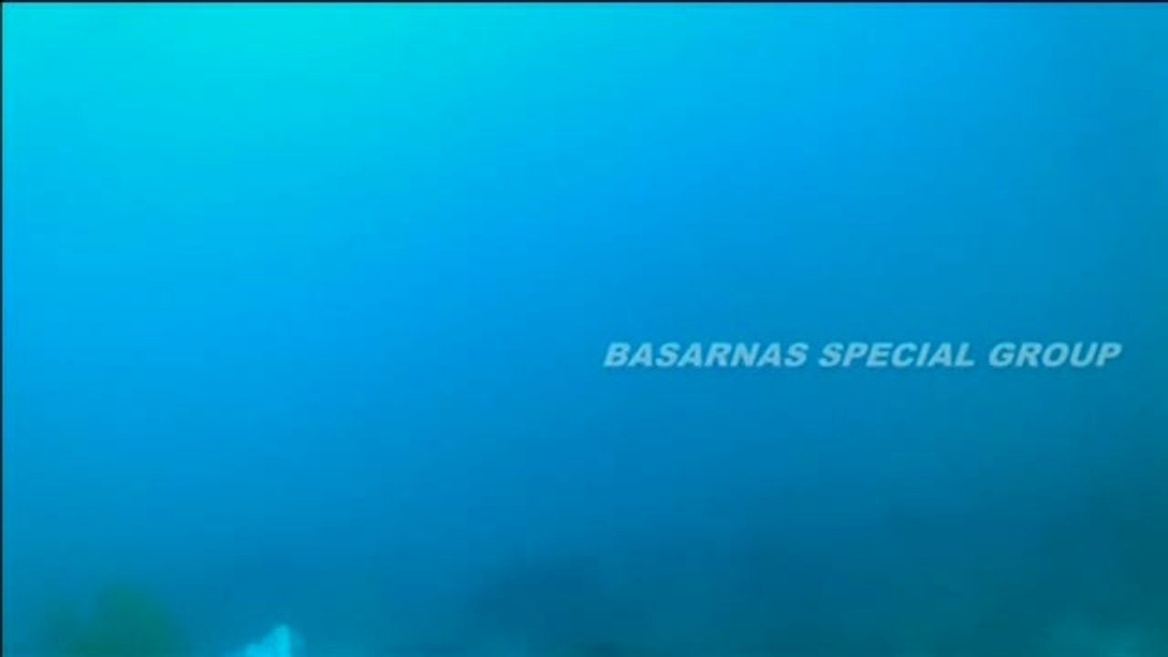 Buceadores indonesios rescatan los restos del avión siniestrado