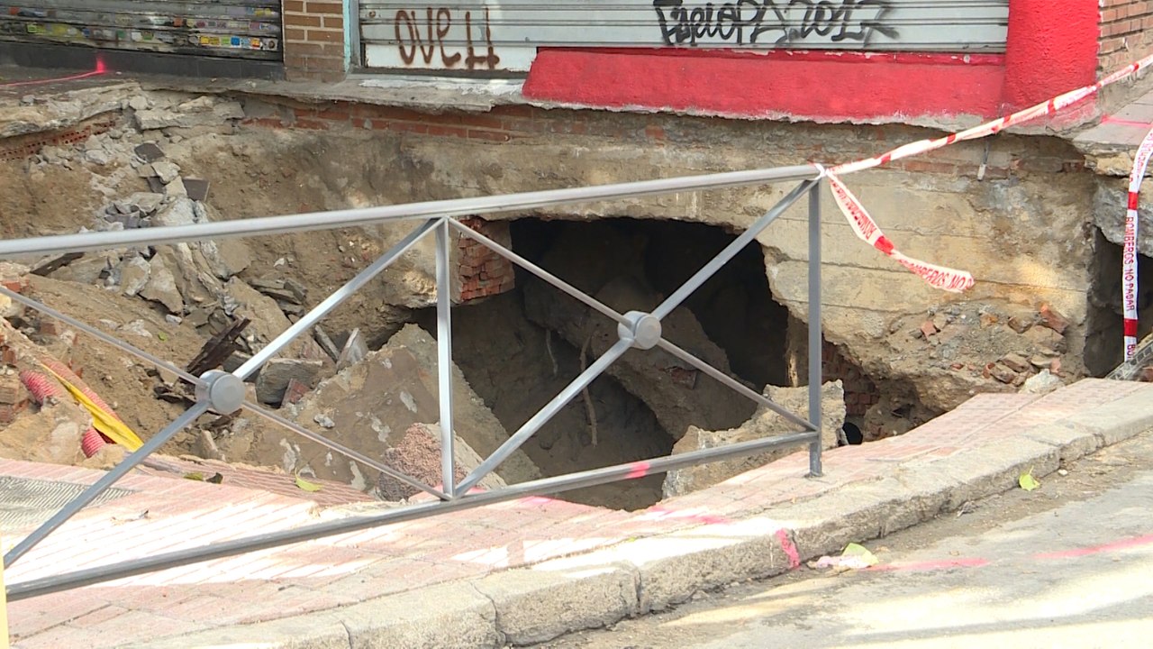 Vecinos y comerciantes desalojados por el socavón de La Elipa