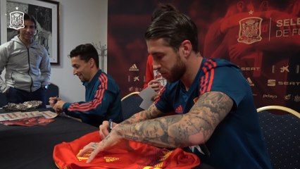 Descargar video: Jugadores de la Selección Española de Fútbol firman autógrafos