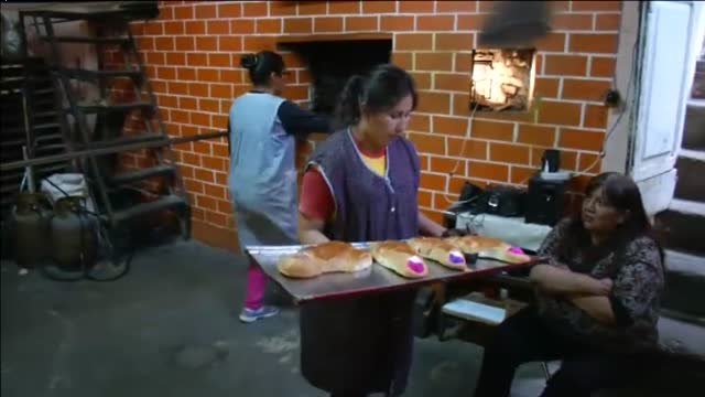 Cánticos a los fallecidos, esqueletos gigantescos y hasta muertos resucitados