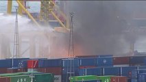 Un espectacular accidente en el puerto de Barcelona provoca una alerta química