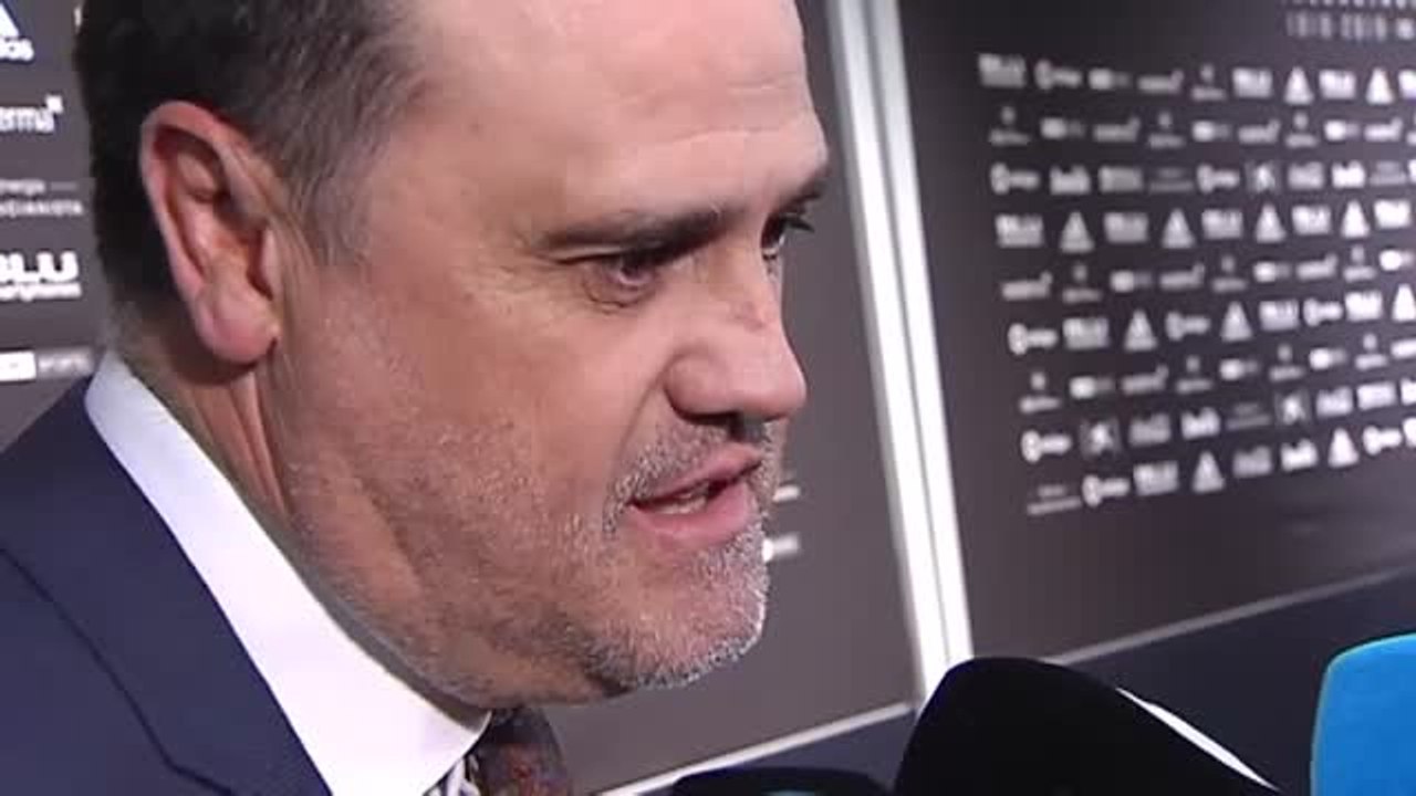 Las Leyendas del Valencia caen ante los ex de la selección en un partido emocionante