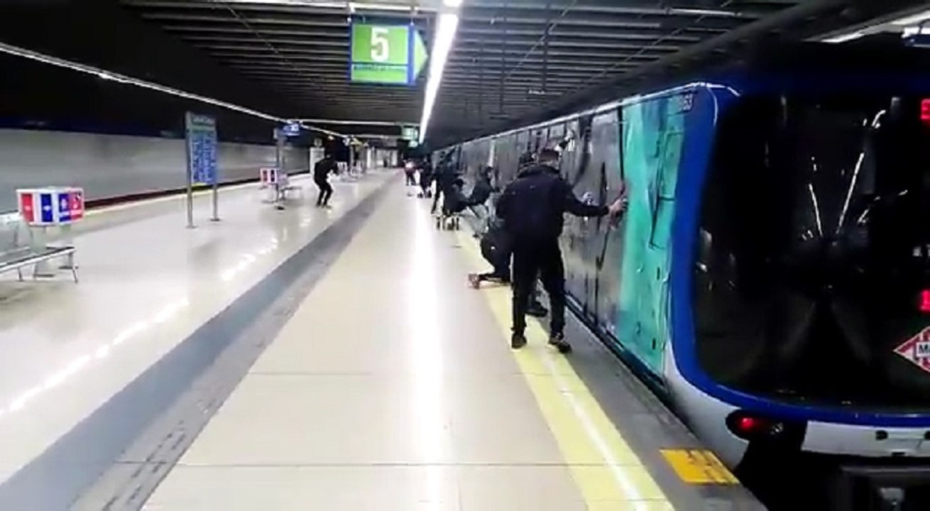 Maquinista sufre crisis de ansiedad mientras grafiteros pintan un convoy