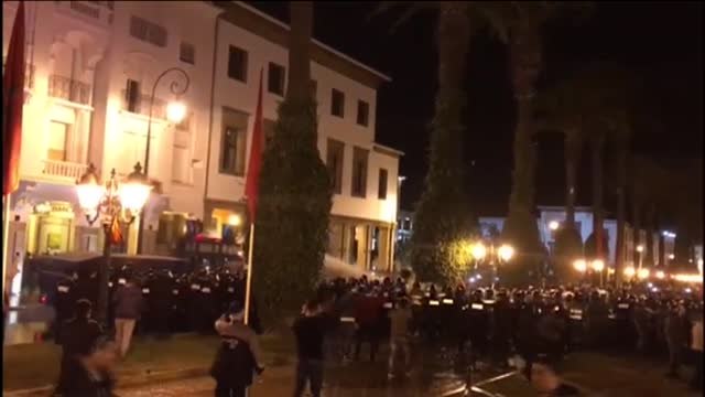 La Policía de Marruecos disuelve una manifestación de profesores con cañones de agua