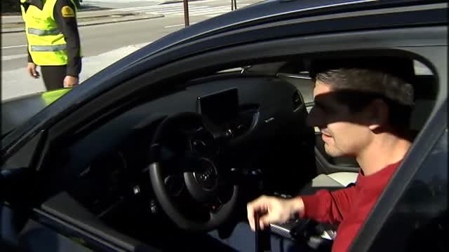 Bonito detalle de Courtois con un joven aficionado en silla de ruedas