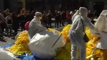 Antiindependentistas vuelcan miles de lazos amarillos frente al Palau de la Generalitat