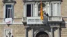 Retiran los lazos de la fachada del Palau de la Generalitat