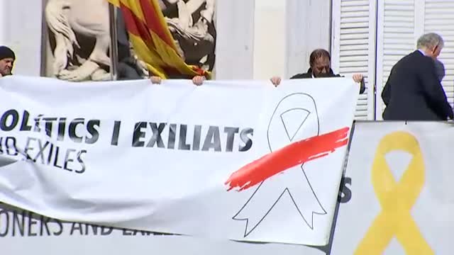 La Junta Electoral Central ordena a los Mossos que retiren los símbolos independentistas