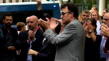 La Generalitat tapa la pancarta con otra con el mismo mensaje pero con un lazo blanco