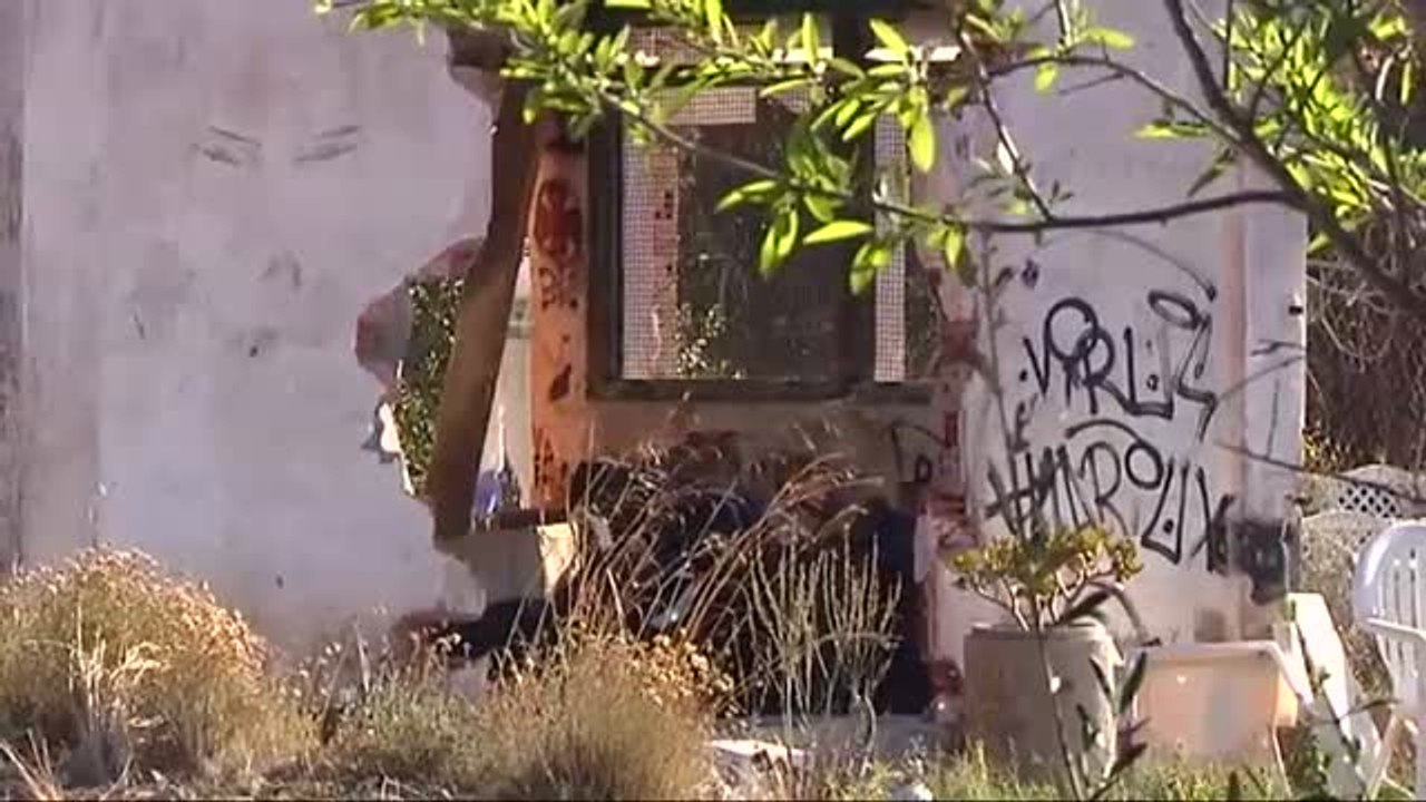 La Guardia Civil registra la casa de la pareja de Godella acusada de haber matado a golpes a sus dos hijos de 3 años y 5 meses