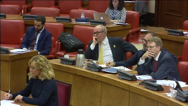 El gobernador del Banco de España critica la subida del salario mínimo