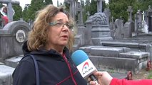 Ni la lluvia ni el frío impiden a los españoles visitar los cementerios por la festividad de todos los Santos