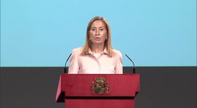 Ana Pastor lee el artículo 3 de la Constitución