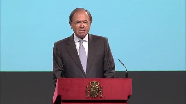 Pío García-Escudero lee el artículo 4 de la Constitución