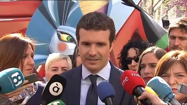 Casado exige a Sánchez que ponga todos los mecanismos para retirar los lazos amarillos