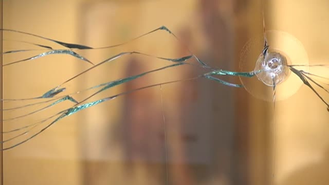 La sede de Ciudadanos en Barcelona aparece con pintadas y cristales rotos