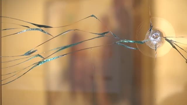 La sede de Ciudadanos en Barcelona aparece con pintadas y cristales rotos