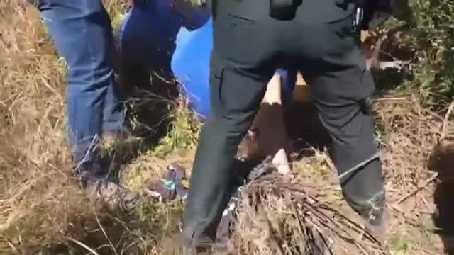 La Policía difunde el vídeo de cómo se encontró a la presunta parricida de Godella en el interior de un bidón