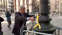 Un concejal del PP retira los lazos amarillos del Ayuntamiento de Barcelona