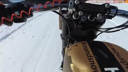 Download Video: La arriesgada y espectacular competición de motos en las nevadas colinas de Italia