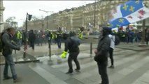 Macron prohíbe las protestas en los Elíseos tras la increíble devastación provocada por los 'chalecos amarillos'