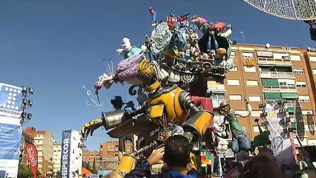 Más de trescientos monumentos falleros lucen ya en Valencia