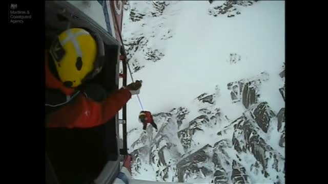 Un helicóptero que hacía ejercicios de entrenamiento rescata a un perro perdido en una zona montañosa de Escocia