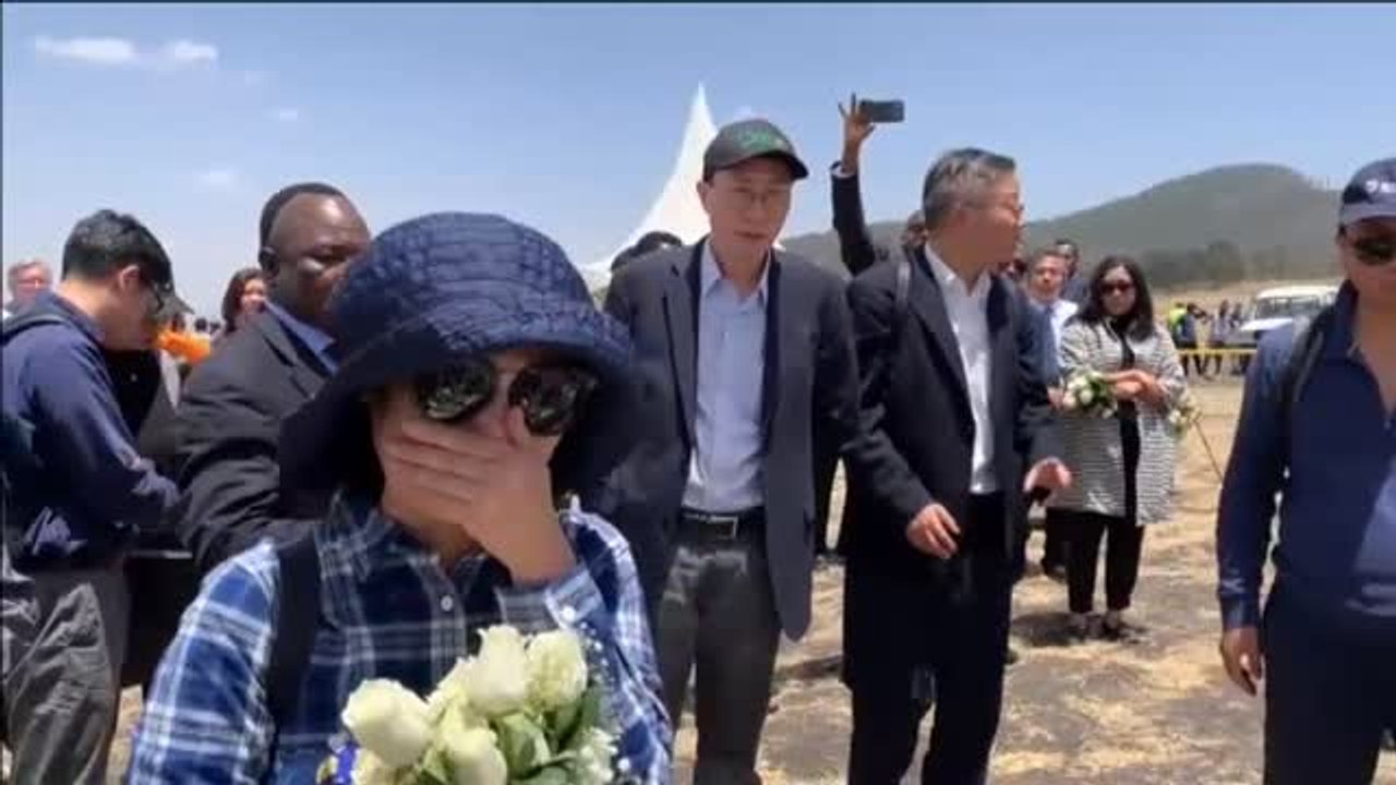 Las familias de las víctimas del Boeing 737 Max acuden al escenario de la catástrofe para despedirse